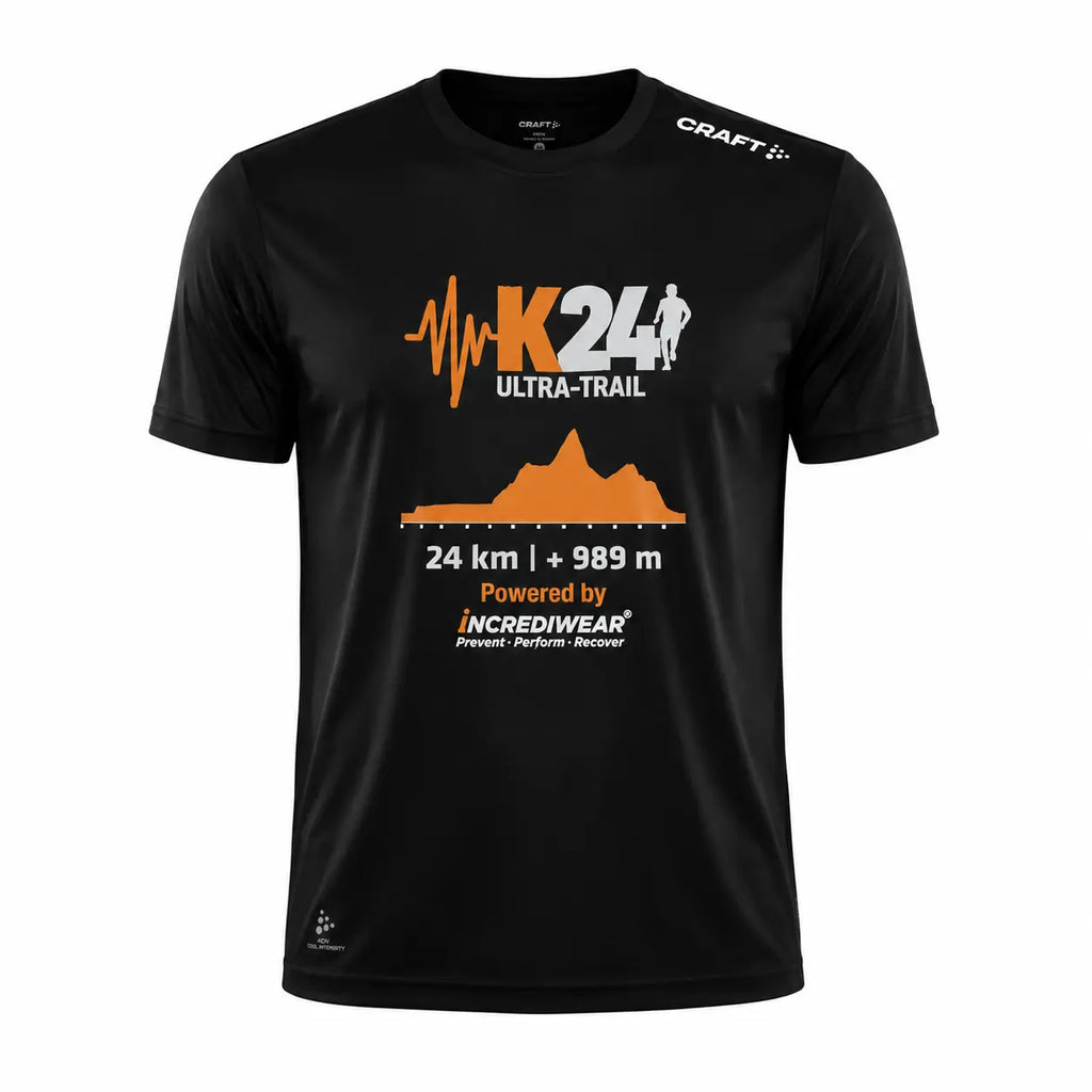 Črna majica K24 Ultra Trail z oranžnimi motivi v gozdnem okolju