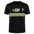 Moški s črno majico K24 Ultra Trail z modrimi in belimi motivi v gozdnem okolju