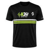 Moški s črno majico K24 Ultra Trail z modrimi in belimi motivi v gozdnem okolju