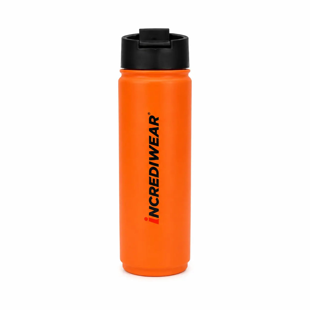 Oranžna mehka steklenička Incrediwear za trail tekače na naravni podlagi v gozdu