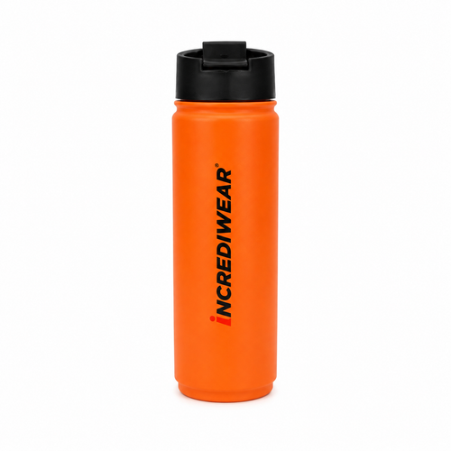 Oranžna mehka steklenička Incrediwear za trail tekače na naravni podlagi v gozdu