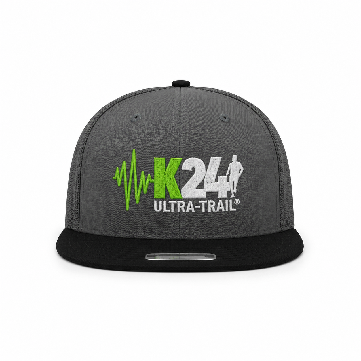 Moški s črno K24 Ultra Trail kapo in majico z logotipi dirke v gozdnem okolju
