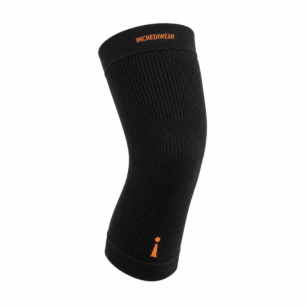 IncrediWear opornica za koleno – črna z oranžnim logom, pogled od spredaj