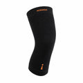 IncrediWear opornica za koleno – črna z oranžnim logom, pogled od spredaj