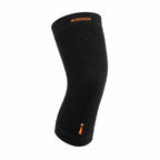 IncrediWear opornica za koleno – črna z oranžnim logom, pogled od spredaj