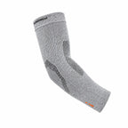 IncrediWear rokav za komolec – siv, na modelu, pogled od spredaj