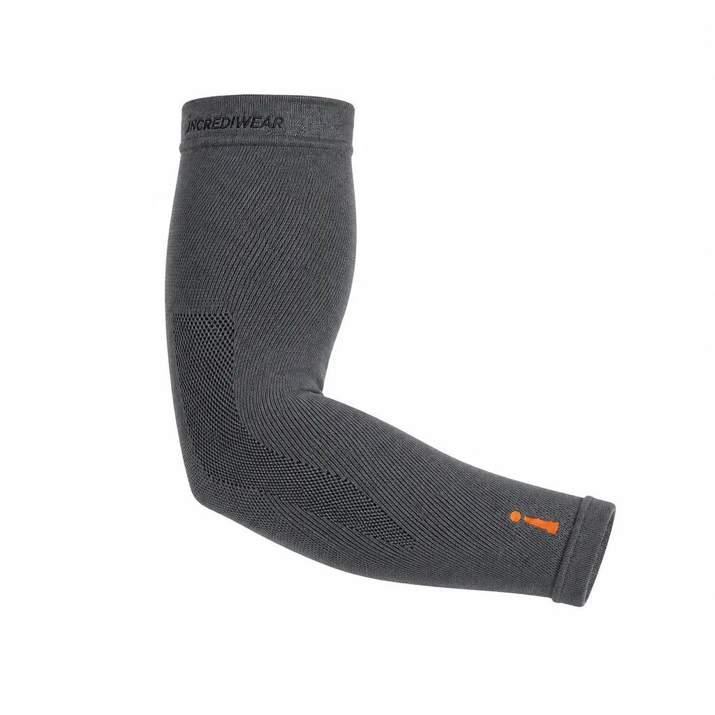 IncrediWear rokav za roko – siv charcoal, na modelu, pogled od spredaj