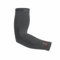 IncrediWear rokav za roko – siv charcoal, na modelu, pogled od spredaj