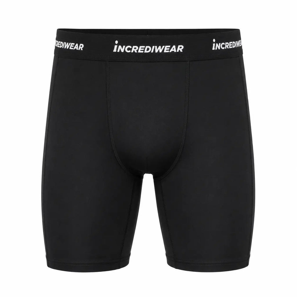 IncrediWear kratke oprijete hlače – črne z belim logom, na modelu, pogled od spredaj