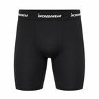 IncrediWear kratke oprijete hlače – črne z belim logom, na modelu, pogled od spredaj