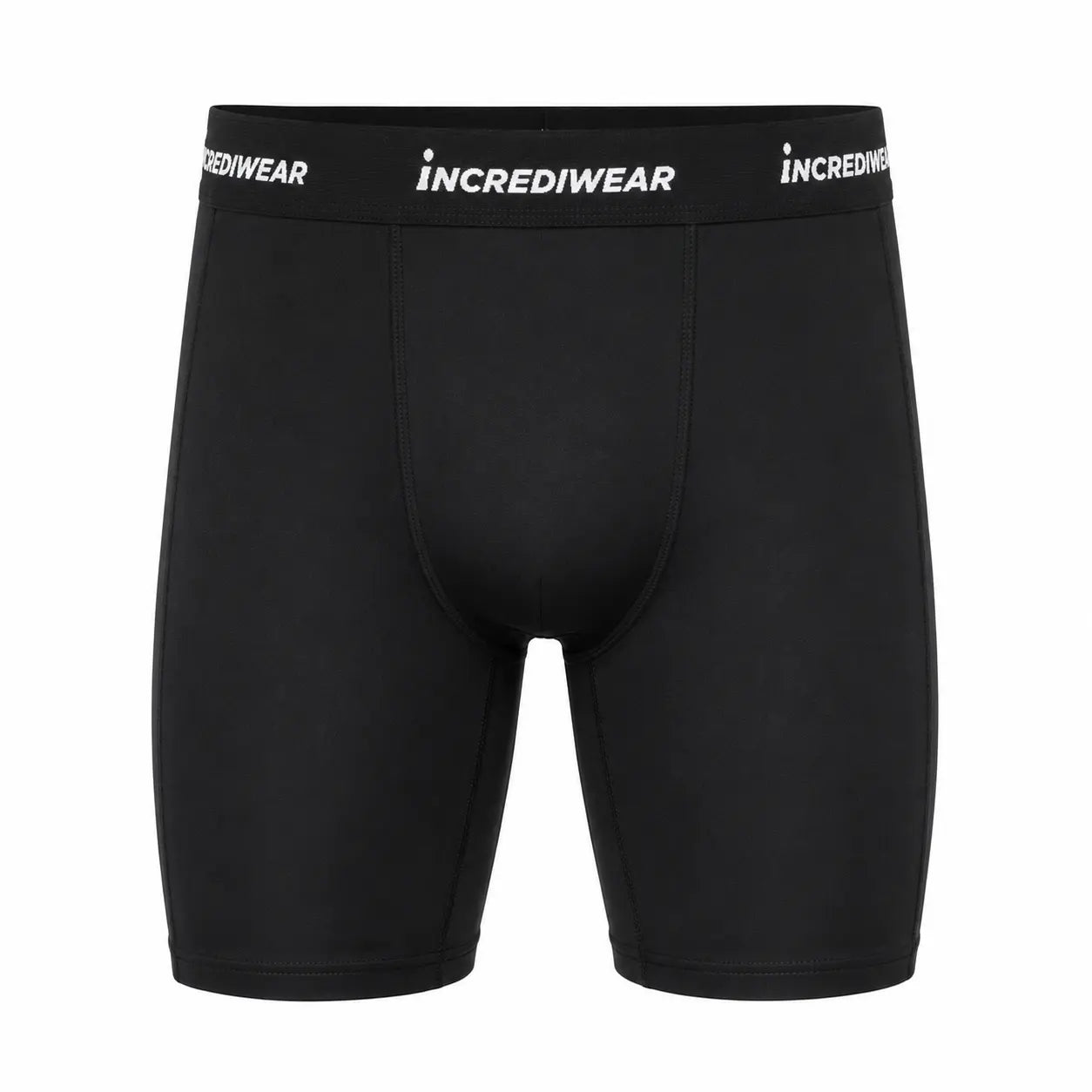 IncrediWear kratke oprijete hlače – črne z belim logom, na modelu, pogled od spredaj