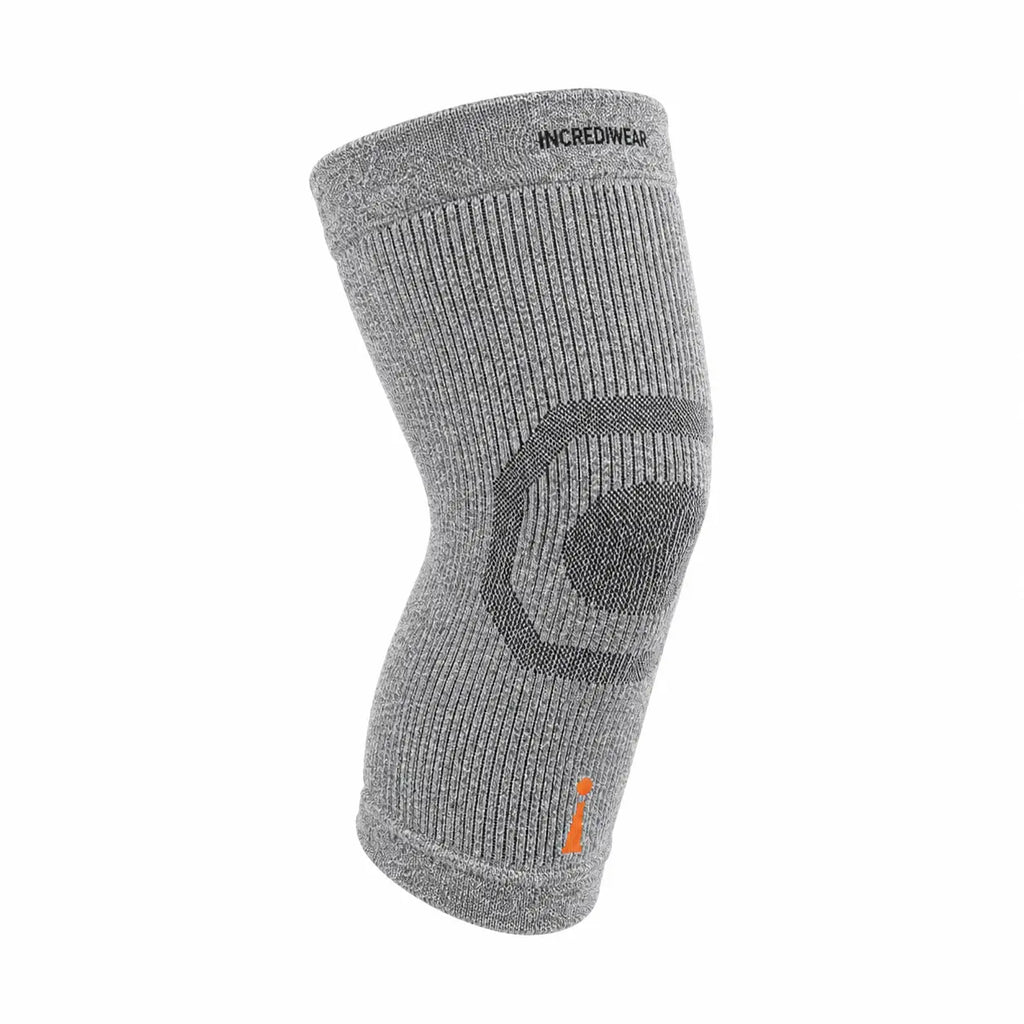 IncrediWear opornica za koleno – siva, pogled od spredaj na modelu