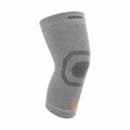 IncrediWear opornica za koleno – siva, pogled od spredaj na modelu