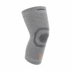 IncrediWear opornica za koleno – siva, pogled od spredaj na modelu