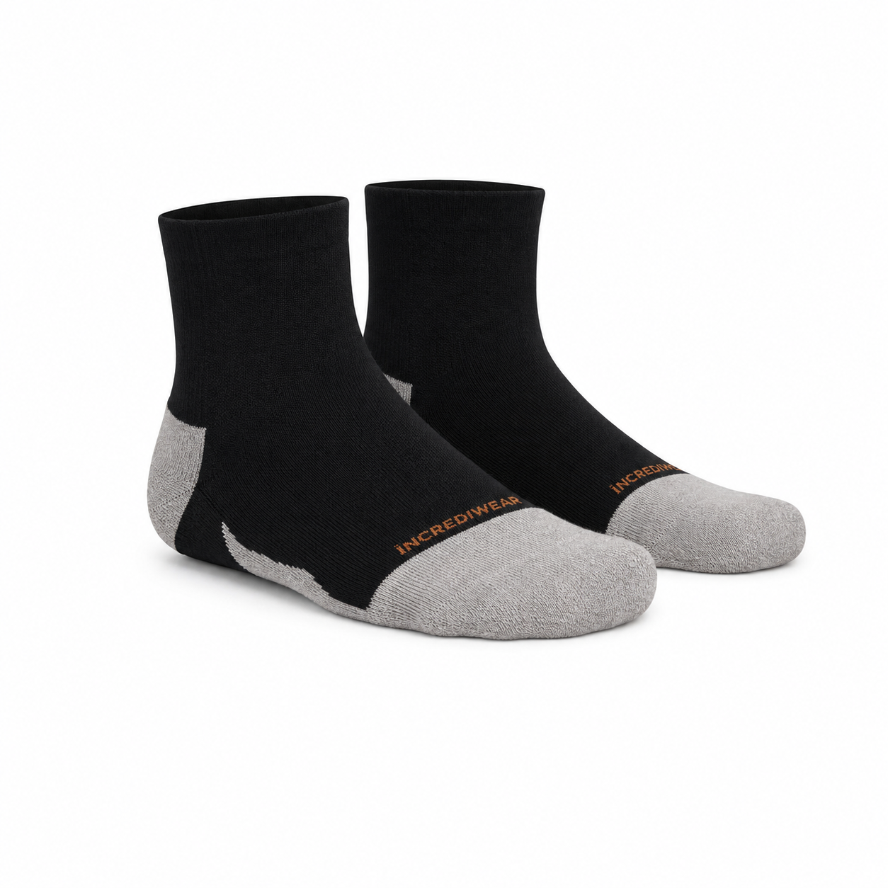 IncrediWear športne nogavice – črne, krajše, na modelu, pogled od spredaj