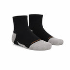 IncrediWear športne nogavice – črne, krajše, na modelu, pogled od spredaj