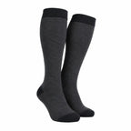 IncrediWear potovalne nogavice – črne dokolenke, na modelu, pogled od spredaj