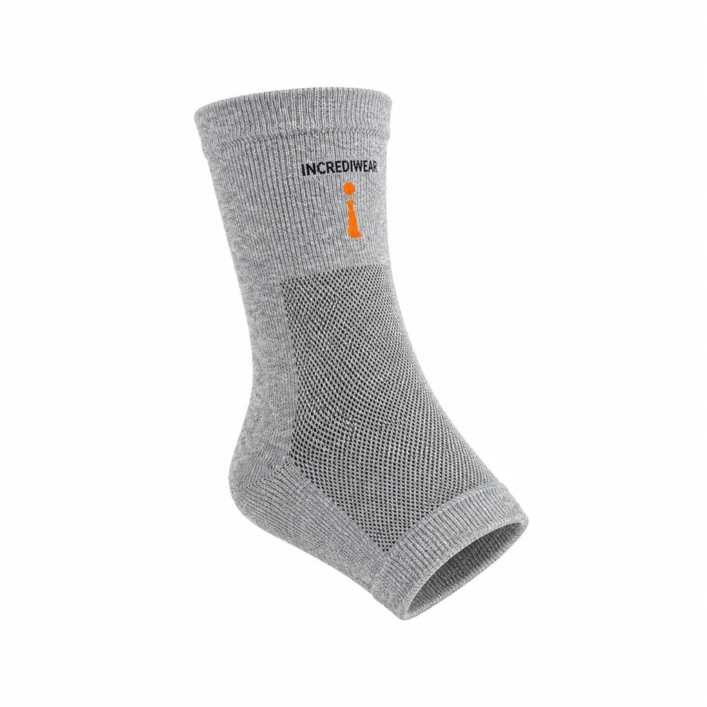 IncrediWear rokav za gleženj – siv, na modelu, pogled od spredaj