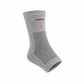 IncrediWear rokav za gleženj – siv, na modelu, pogled od spredaj