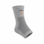 IncrediWear rokav za gleženj – siv, na modelu, pogled od spredaj